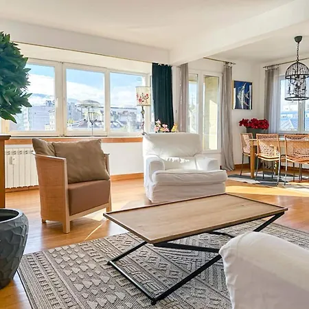 Fully Equipped Vitoshka Area Spacious Metro Апартамент София