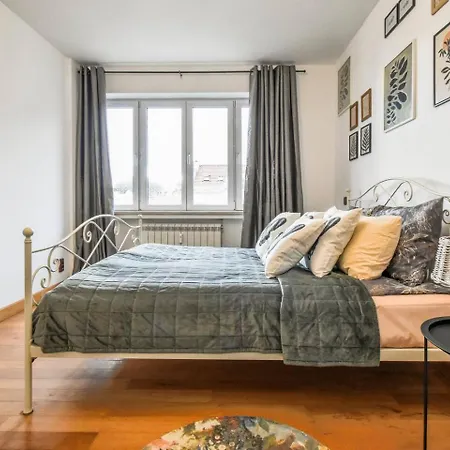 Fully Equipped Vitoshka Area Spacious Metro صوفيا