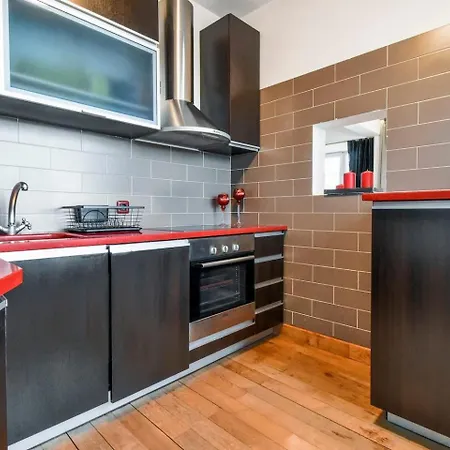 Fully Equipped Vitoshka Area Spacious Metro Апартамент София