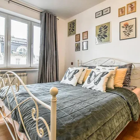 Fully Equipped Vitoshka Area Spacious Metro * София
