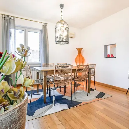 Апартамент Fully Equipped Vitoshka Area Spacious Metro София